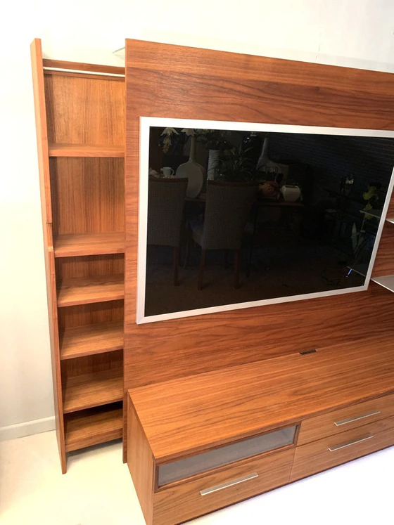 Detailansicht des TV-Paneels mit Rahmen im Modell Amar – hochwertige Verarbeitung in Nussbaum.