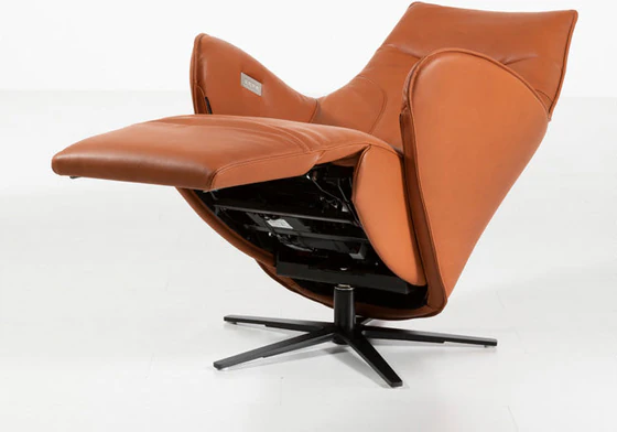 AERA TW248 in Herz-Waage-Position – akkubetriebene Verstellung, Seitenansicht Leder Cognac