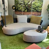 Detailansicht der Bullfrog Outdoor-Lounge „Lagoon“ mit Sonnenschirm, Hocker und Rückenkissen