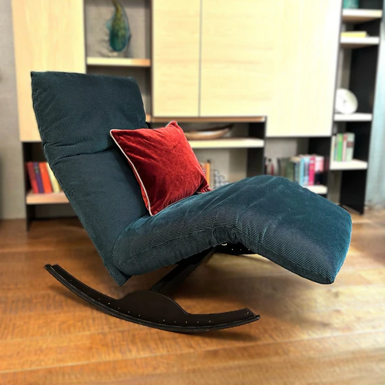 Bullfrog Loungesessel Rockfrog elektrisch verstellbar in moderner Wohnumgebung mit Beistelltisch, Teppich und Wanddeko ohne Armlehne