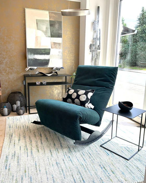 Bullfrog Loungesessel Rockfrog elektrisch verstellbar in moderner Wohnumgebung mit Beistelltisch, Teppich und Wanddeko mit beistelltisch