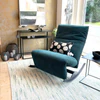 Bullfrog Loungesessel Rockfrog elektrisch verstellbar in moderner Wohnumgebung mit Beistelltisch, Teppich und Wanddeko