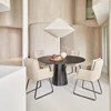 IPDesign Soulmate Dining Armlehnenstuhl in Beige mit schwarzem Kufengestell an rundem Esstisch im Naturlook.