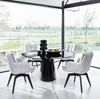 Gruppe aus Soulmate Dining Stühlen mit Drehfunktion und 4-Fuß-Gestell in Schwarz, helles, modernes Esszimmer.
