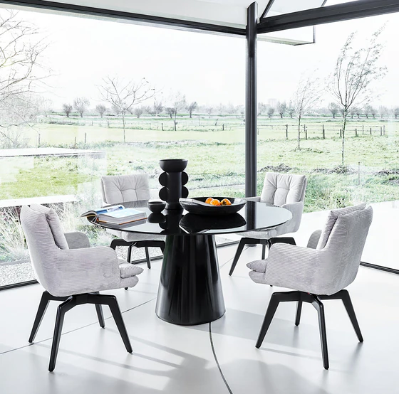 Gruppe aus Soulmate Dining Stühlen mit Drehfunktion und 4-Fuß-Gestell in Schwarz, helles, modernes Esszimmer.
