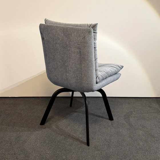 IP Design Soulmate Dining Stuhl ohne Armlehne (IP-142-5001) in Stoff Tommy grau, Gestell Ovalrohr schwarz matt – moderner Polsterstuhl schräg hinten
