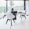 Soulmate Dining Armlehnenstuhl hellgrau, drehbar mit 4-Fuß-Gestell in Schwarz, moderner Wohn-Essbereich mit Panorama.