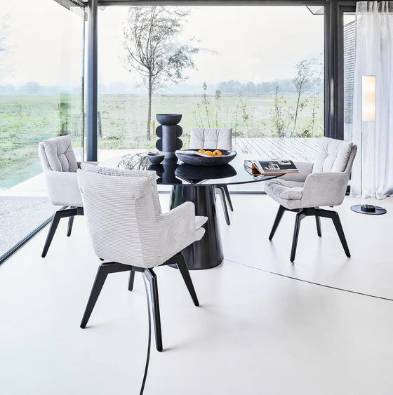 Soulmate Dining Armlehnenstuhl hellgrau, drehbar mit 4-Fuß-Gestell in Schwarz, moderner Wohn-Essbereich mit Panorama.