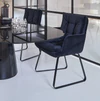 ipdesign-soulmate-dining-stuhl-armlehne-kufe-velours-schwarz-matt-loft seitlich