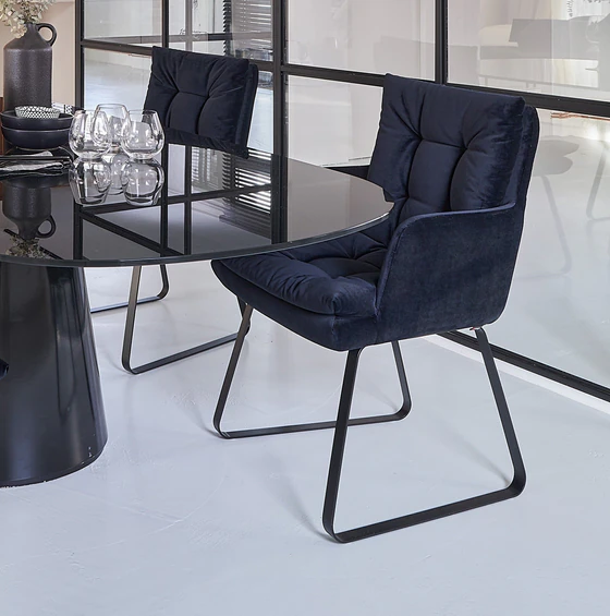 ipdesign-soulmate-dining-stuhl-armlehne-kufe-velours-schwarz-matt-loft seitlich