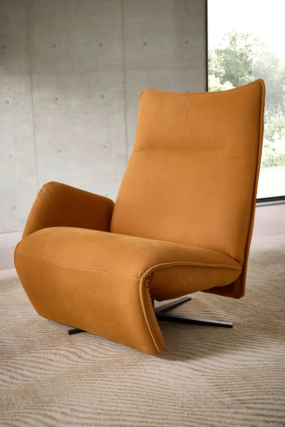 Detailansicht des Nolte Lounger Miami Relaxsessels in orange – klare Linien, edle Verarbeitung und ergonomische Polsterung in Nappaleder.