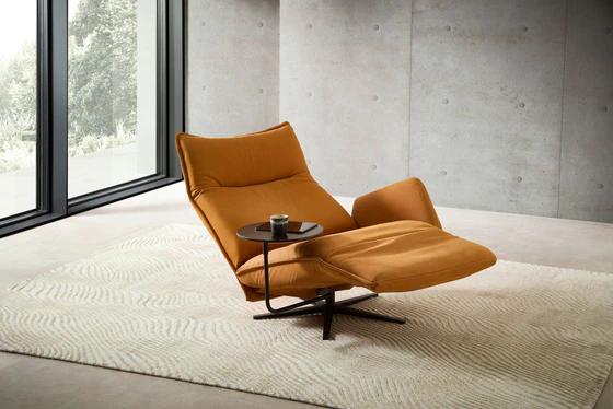 Relaxsessel Nolte Miami mit Fußstütze und Rückenlehne in Relaxposition – elektrisch verstellbar, hochwertiges Nappaleder in leuchtendem Orange.