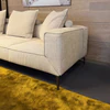 JORI Longueville Landscape Sofa Detailfoto mit Armlehne, Stoffstruktur Axil 001 und bronzemattem Fuß