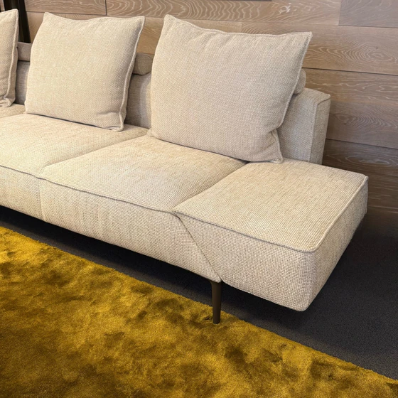 JORI Longueville Landscape Sofa mit abgeklappter Armlehne als flexible Sitzlösung für moderne Wohnräume