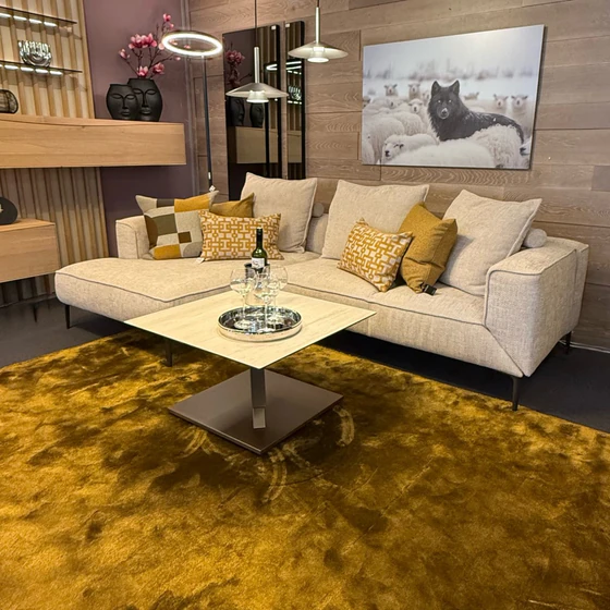 Modernes JORI Sofa Longueville Landscape im Abverkauf mit abklappbarer Armlehne und luxuriösem Sitzkomfort