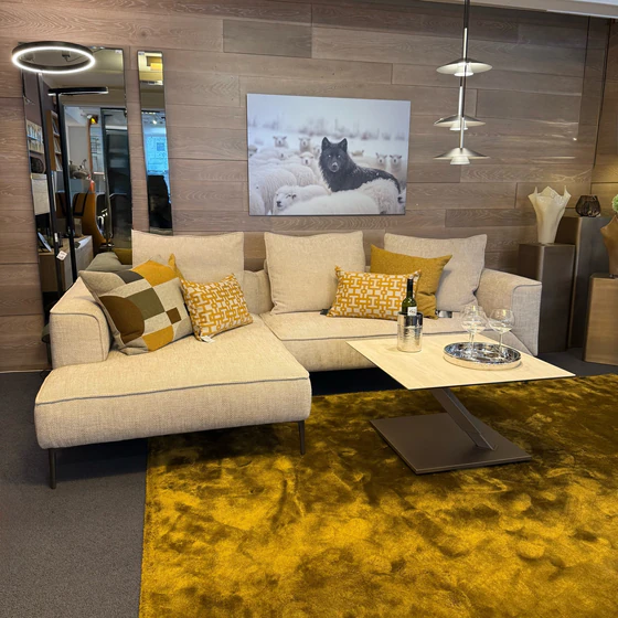 Großzügiges JORI Longchair Sofa mit tiefer Sitzfläche, komfortablen Rückenkissen und eleganter Linienführung