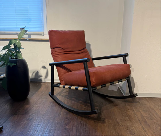 Bullfrog Design Yoshi Schaukelsessel als Ausstellungsstück in Leder Oasis rostbraun bei Möbel Zeppenfeld in Olpe