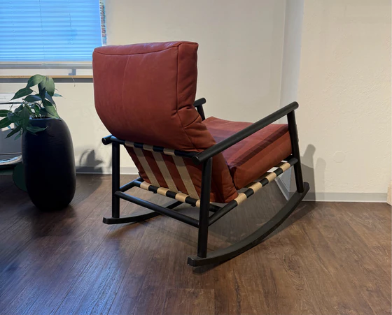 Bullfrog Yoshi Sessel mit sichtbaren Jutegurten, schwarzem Holzgestell und warmer Lederoptik in Rostbraun