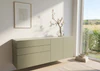 Sudbrock Cubo Hängesideboard in Lack Salbei matt mit gefrosteter Glasabdeckung als moderne Wohnraumlösung bei Möbel Zeppenfeld in Olpe