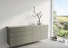 Sudbrock Hängesideboard Cubo in Salbei matt, 202 cm breit, als stilvolles Stauraummöbel mit Gartenblick