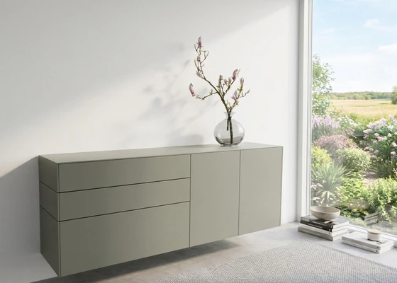 Sudbrock Hängesideboard Cubo in Salbei matt, 202 cm breit, als stilvolles Stauraummöbel mit Gartenblick