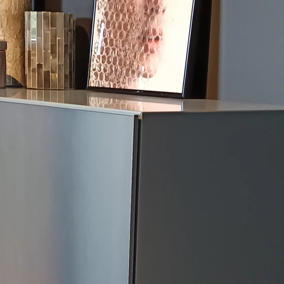 Modernes Kettnaker CASE Highboard als Ausstellungsstück mit  graublauem Rahmen und Front aus Schwarzstahl