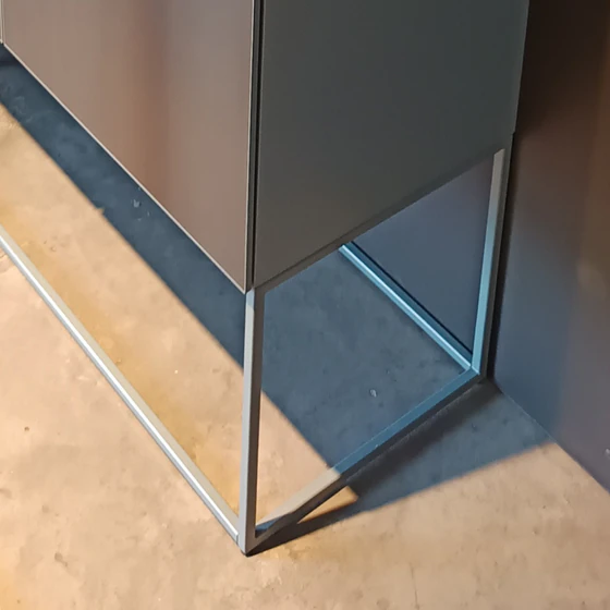 Modernes Kettnaker CASE Highboard als Ausstellungsstück mit graublauem Rahmen