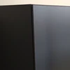 Modernes Kettnaker CASE Highboard als Ausstellungsstück mit Rauchglasböden, schwarzem Rahmen und Front aus Schwarzstahl Detail Tür