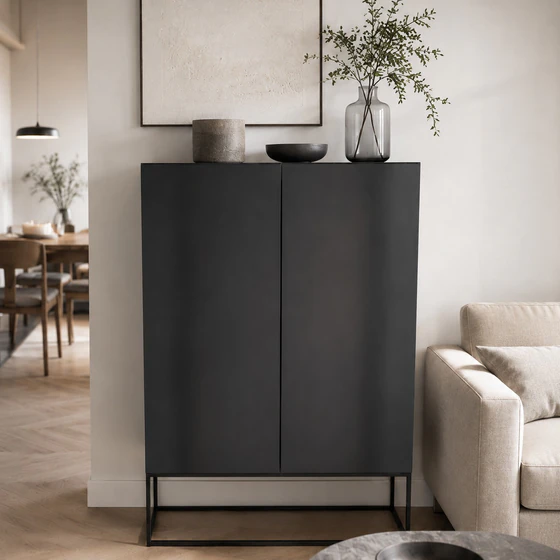 Modernes Kettnaker CASE Highboard als Ausstellungsstück mit Rauchglasböden, schwarzem Rahmen und Front aus Schwarzstahl Ambiente