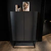 Modernes Kettnaker CASE Highboard als Ausstellungsstück mit Rauchglasböden, schwarzem Rahmen und Front aus Schwarzstahl Frontmaserung Detail