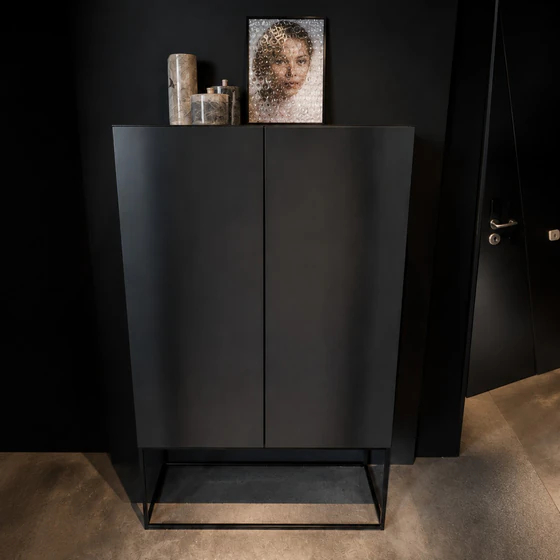 Modernes Kettnaker CASE Highboard als Ausstellungsstück mit Rauchglasböden, schwarzem Rahmen und Front aus Schwarzstahl Frontmaserung Detail