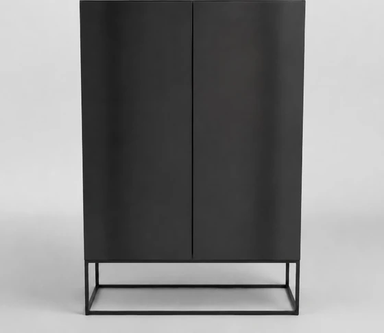 Modernes Kettnaker CASE Highboard als Ausstellungsstück mit Rauchglasböden, schwarzem Rahmen und Front aus Schwarzstahl Freisteller
