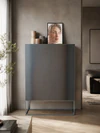 Modernes Kettnaker CASE Highboard als Ausstellungsstück mit Rauchglasböden, graublauem Rahmen und Front aus Schwarzstahl Ambiente
