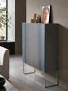 Modernes Kettnaker CASE Highboard als Ausstellungsstück mit Rauchglasböden, graublauem Rahmen und Front aus Schwarzstahl