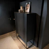 Modernes Kettnaker CASE Highboard als Ausstellungsstück mit Rauchglasböden, schwarzem Rahmen und Front aus Schwarzstahl Seitenansicht