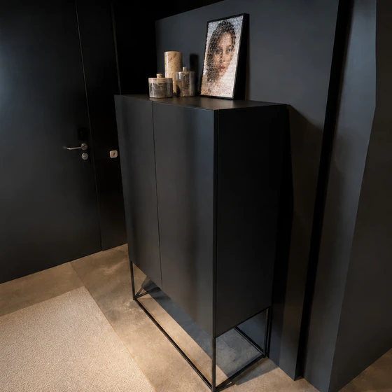 Modernes Kettnaker CASE Highboard als Ausstellungsstück mit Rauchglasböden, schwarzem Rahmen und Front aus Schwarzstahl Seitenansicht