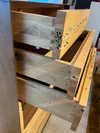 Detail der geöffneten Schubladen der Riva 1920 Rialto 2013 Kommode mit hochwertiger Holzverarbeitung und Schwalbenschwanzverbindungen
