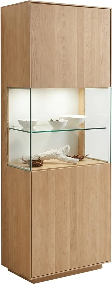 Freisteller der ANREI Puro 750 Massivholzvitrine mit beidseitiger Verglasung und heller Rückwand