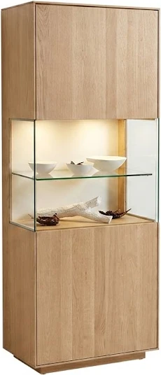 ANREI Puro Vitrine 750 in schlichter Eiche weiß geölt mit beleuchtetem Glasfach und geschlossenen Holzfronten bei Möbel Zeppenfeld Olpe