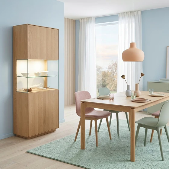 ANREI Puro Vitrine 750 in Eiche weiß geölt mit LED-Beleuchtung in einem hellen modernen Esszimmer