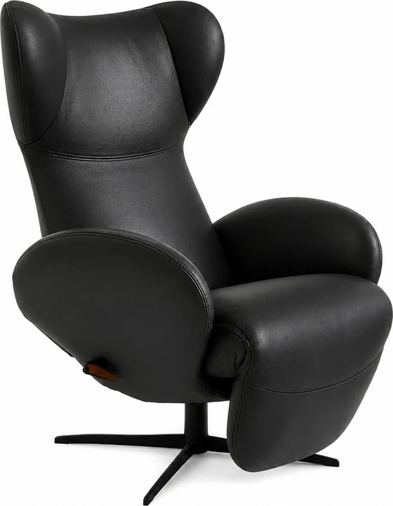 JORI Relaxsessel Infinity Monomove JR-7495 in Leder Cavila Black, geneigte Relaxposition mit ausgefahrener Fußstütze, verfügbar in Mini, Medi und Maxi.