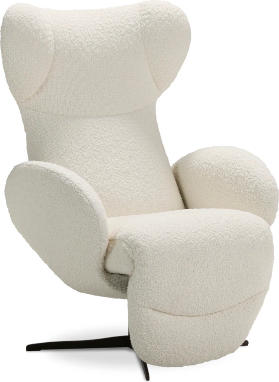 JORI Infinity Relaxsessel in hellem Stoff Mumble in entspannter Relaxposition als symbolisches Motiv für schwereloses Sitzen und hohen Komfort