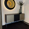 Scholtissek ALLESKÖNNER Anrichte 150 cm breit im Wohnambiente mit zwei Glastüren, drei Schubkästen und 30 cm hohem Eisensockel