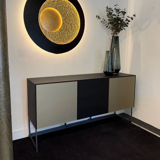 Scholtissek ALLESKÖNNER Anrichte 150 cm breit im Wohnambiente mit zwei Glastüren, drei Schubkästen und 30 cm hohem Eisensockel