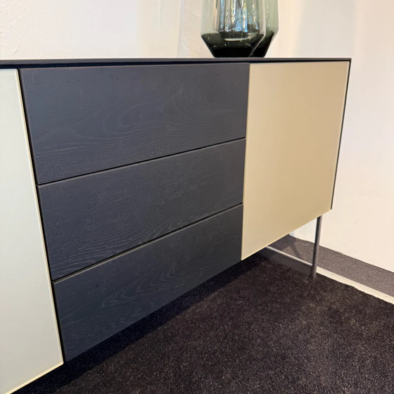 Detail der Scholtissek ALLESKÖNNER Anrichte mit drei anthrazitfarbenen Holzschubkästen und rechter Glastür in Platin matt