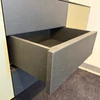 Geöffneter Schubkasten der Scholtissek ALLESKÖNNER Anrichte aus massiver Eiche Anthrazit mit sichtbar durchlaufender Holzmaserung