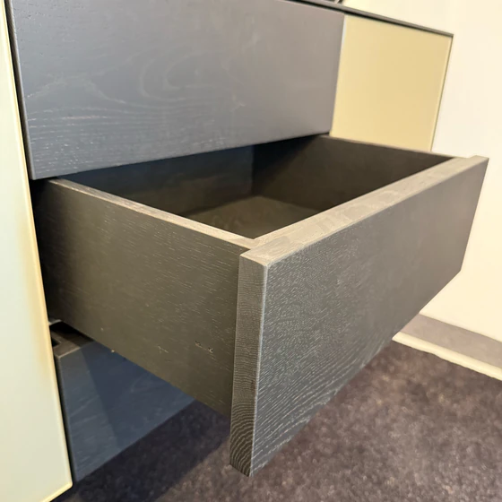 Geöffneter Schubkasten der Scholtissek ALLESKÖNNER Anrichte aus massiver Eiche Anthrazit mit sichtbar durchlaufender Holzmaserung