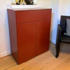 Frontansicht der grifflosen PIURE NEX PUR BOX Kommode in Mattlack English Red