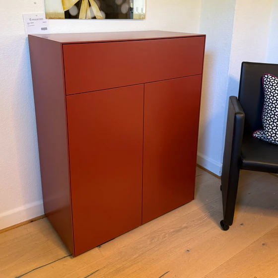 Frontansicht der grifflosen PIURE NEX PUR BOX Kommode in Mattlack English Red