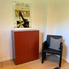 PIURE NEX PUR BOX Kommode in English Red matt als Ausstellungsstück in einer eingerichteten Wohnraum-Szene
